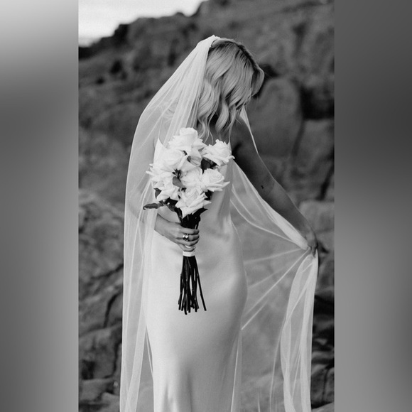 Pearl Veil - handmade in
Canada - Picture 2 of 4